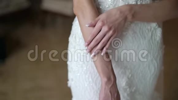 年轻的新娘摆姿势视频的预览图