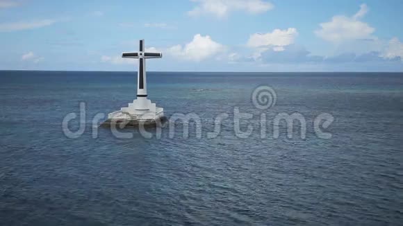 海上的天主教十字架视频的预览图
