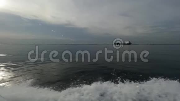 一艘摩托艇在印度尼西亚海平面背景下的波浪视频的预览图