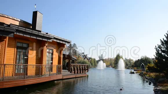 乌克兰梅日吉里亚的喷泉和木屋视频的预览图