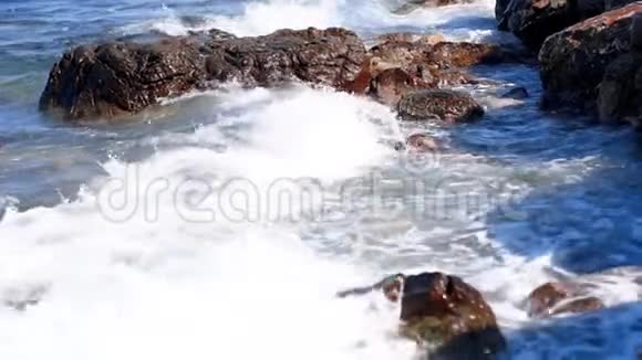 岩石海滩上的海浪视频的预览图