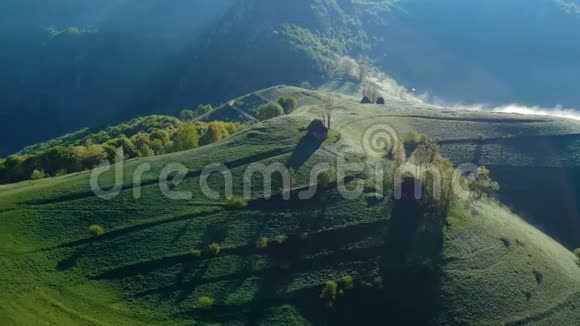 阿普塞尼山脉日出鸟瞰图视频的预览图