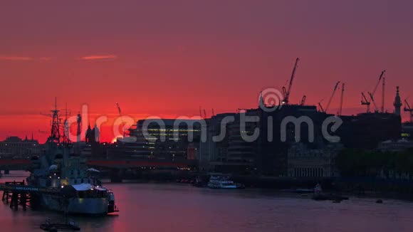 伦敦日落后的紫色天空视频的预览图