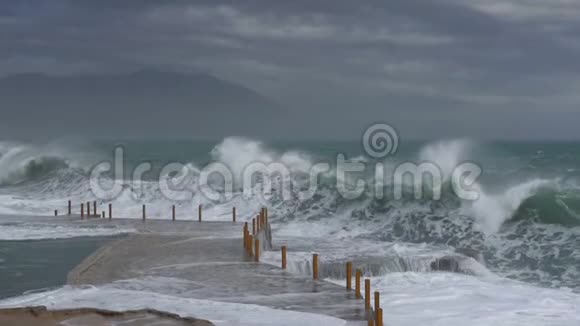 巨大的波浪在石头海岸上破浪前进视频的预览图