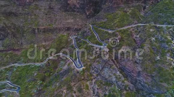 在马斯卡峡谷附近的空中观景蜿蜒的道路视频的预览图
