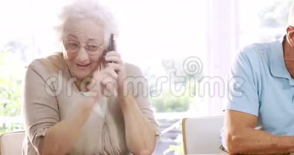 老年妇女打电话男子使用笔记本电脑视频的预览图