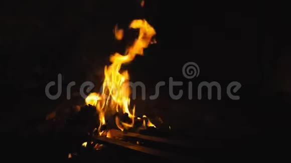在炉子里生火铁匠在炉子里驯服钢铁制品用于硬化和加热铁的史密斯锻造视频的预览图