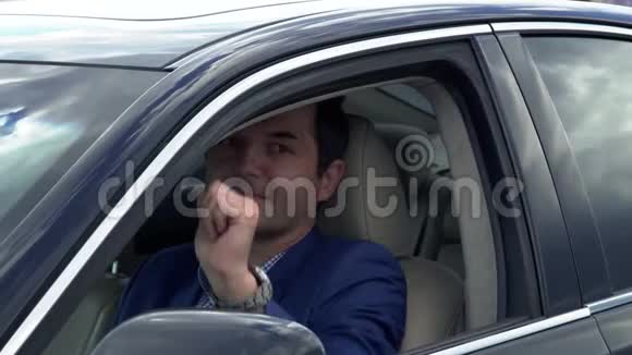 英俊的微笑男人在车里视频的预览图