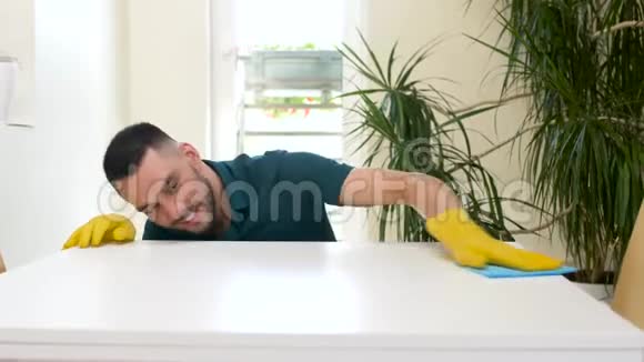 男人在家里用布擦桌子视频的预览图