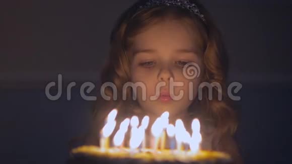 生日女孩和带蜡烛的蛋糕慢动作视频的预览图
