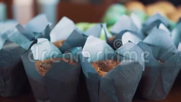 厨房餐桌上的甜点五颜六色的糕点视频的预览图