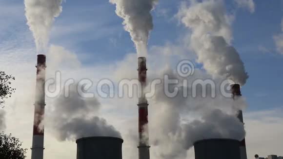 燃煤发电厂的烟堆视频的预览图