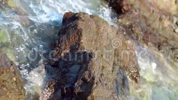 岩石海滩上的海浪视频的预览图