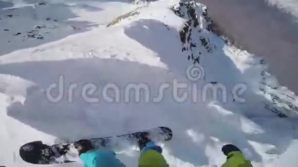 滑雪者从山顶返回乡间晴天极端特技视频的预览图