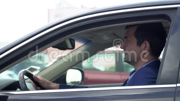 英俊的微笑男人在车里视频的预览图