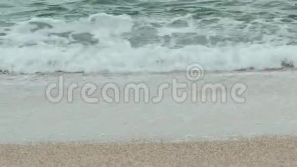 阴天时海浪拍打在沙滩上视频的预览图