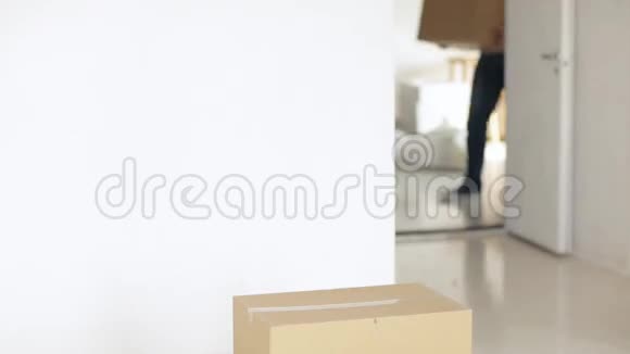 移动大纸板箱的人视频的预览图