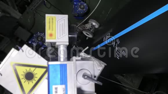 激光打标机雕刻塑料水管厂制造制作塑料管的过程视频的预览图