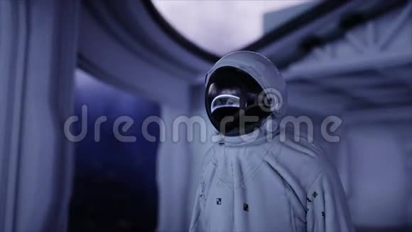 单独的宇航员在未来的宇宙飞船房间地球的景色电影4k镜头视频的预览图