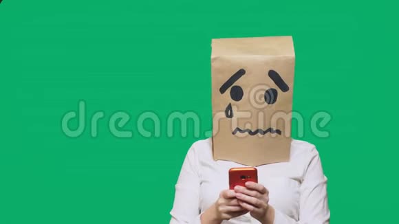 情感概念手势一个男人头上戴着一个包裹脸上涂着微笑哭着伤心地在电话里说话视频的预览图