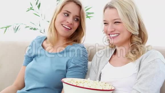 两个金发美女在看电视视频的预览图