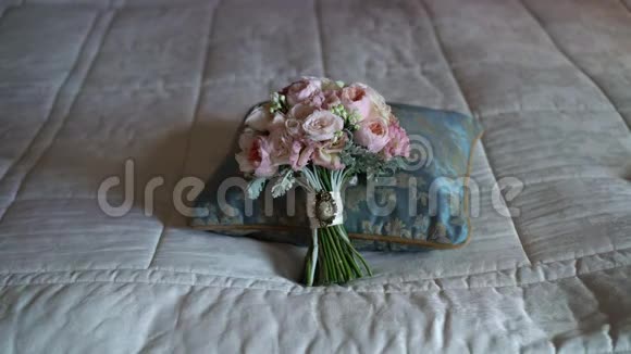 新娘花束在床上视频的预览图