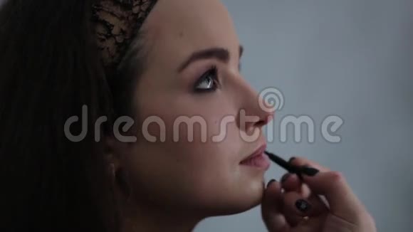化妆师和模特一起工作视频的预览图