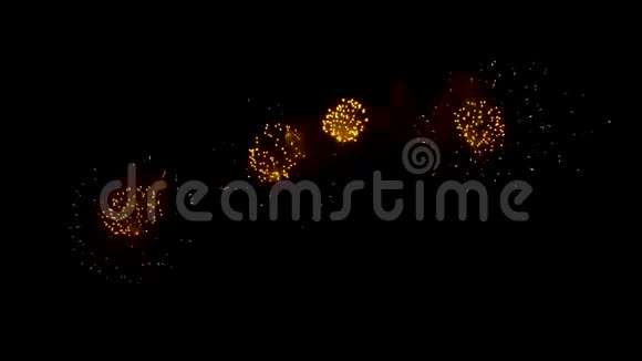 许多闪烁的五颜六色的烟花以黑色背景庆祝新年视频的预览图