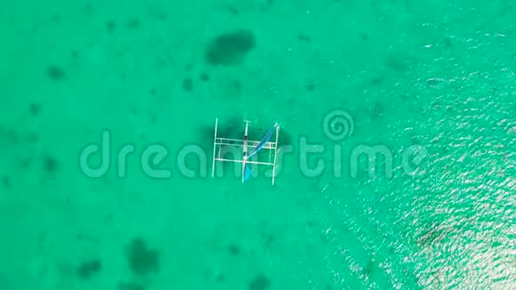 在蓝海航行的游艇菲律宾长滩岛视频的预览图