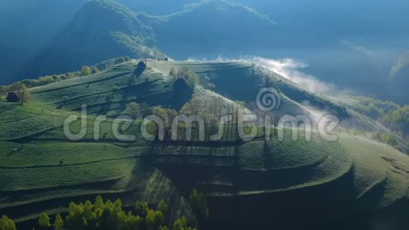阿普塞尼山脉日出鸟瞰图视频的预览图