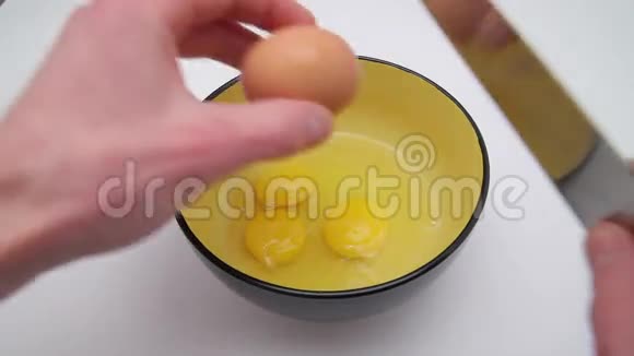 鸡蛋破了视频的预览图