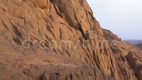 埃及的沙漠埃及山岩沙漠全景视频的预览图