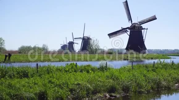 荷兰风车在河水上视频的预览图