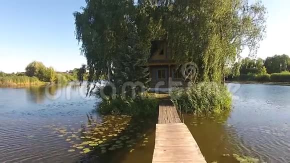 湖边有树的住宅视频的预览图