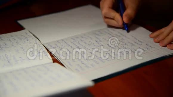 男孩在笔记本上写俄语作业视频的预览图