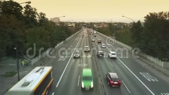 傍晚在桥上鸟瞰城市道路交通波兰华沙视频的预览图