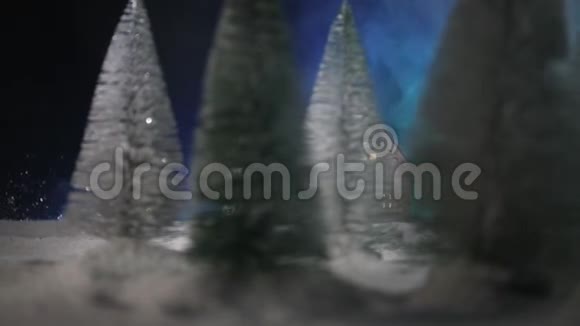 有道路和灯光的微型城市冬天晚上在雪地里装饰可爱的小房子创意假期概念视频的预览图