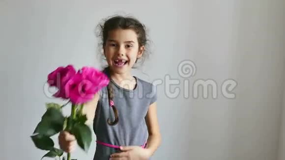 女孩快乐少年送花玫瑰视频的预览图
