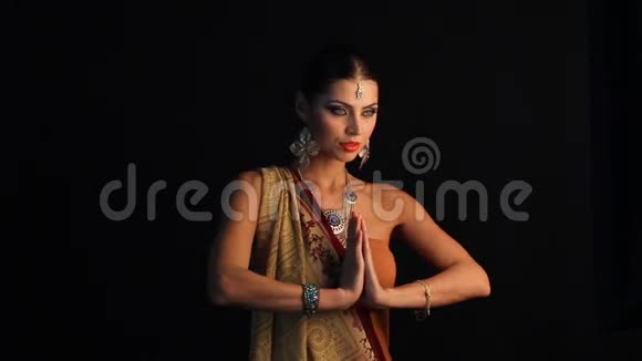 印度女孩在黑色舞蹈视频的预览图