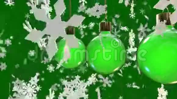 圣诞树的装饰品和绿色的雪花视频的预览图