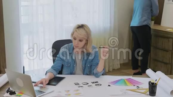 在办公室工作的女设计师视频的预览图