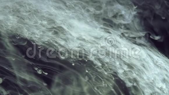 抽象涂料在水中视频的预览图