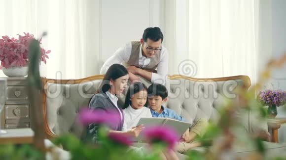两个孩子一起读书的亚洲家庭视频的预览图