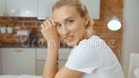 一个漂亮女人在家对着照相机微笑的肖像视频的预览图