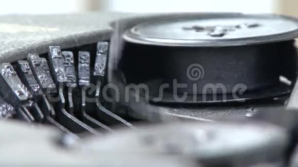 旧打字机视频的预览图