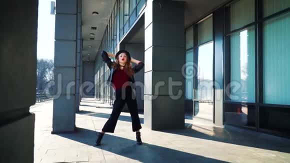 年轻的金发女郎在城市环境中表演当代舞蹈视频的预览图
