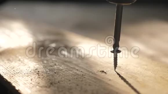 工人用螺丝刀拧紧螺丝螺丝起子拧在木板上细木工和建筑视频的预览图
