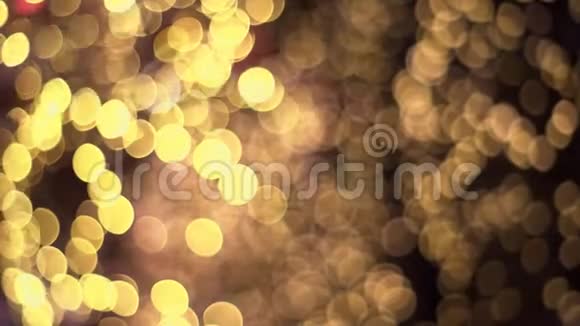 深色背景下的模糊金色闪光与波克效应视频的预览图