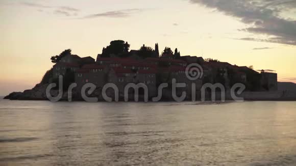 斯维蒂斯特凡是海边的旅游小镇黑山晚上视频的预览图