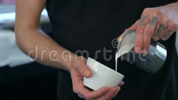 咖啡师把牛奶倒入杯子里视频的预览图